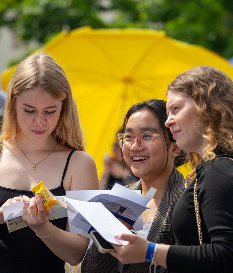 Studieninteressierte auf dem Campus der Viadrina am Tag der offenen Tür