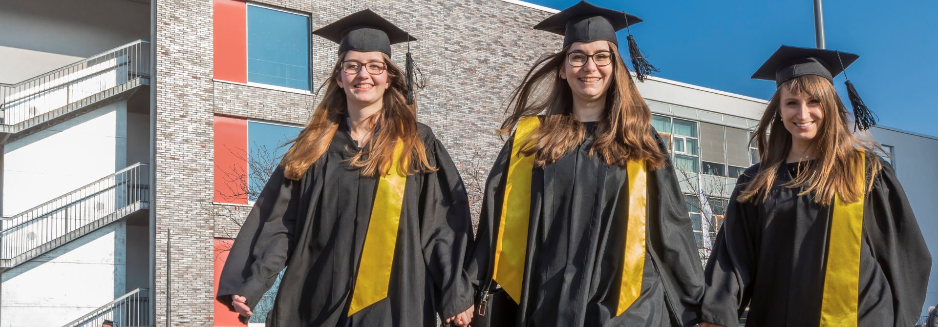Absolventinnen der Wirtschaftswissenschaftlichen Fakultät auf dem Campus der Viadrina