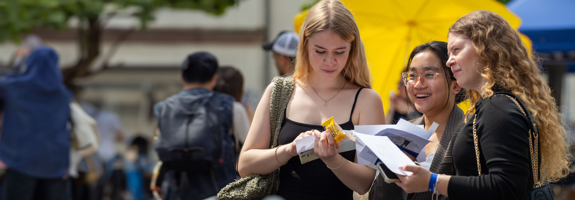 Studieninteressierte auf dem Campus der Viadrina am Tag der offenen Tür