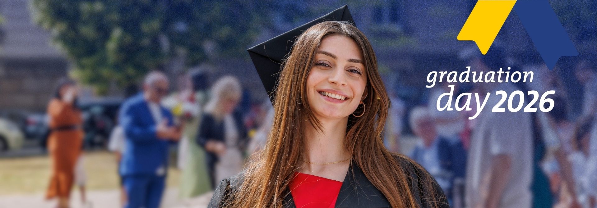 Absolventin am Tag der Abschlussfeier auf dem Campus der Viadrina