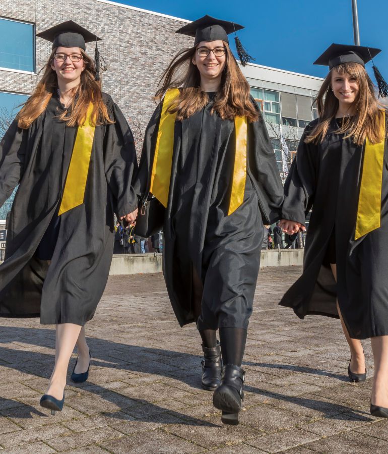 Graduates of the Faculty of Business Administration and Economics on the Viadrina campus
