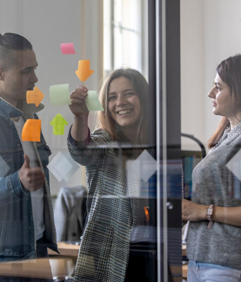 Viadrina students exchanging ideas with Post-Its