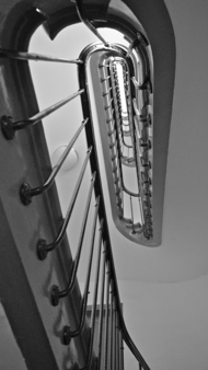 Foto: Der Lauf eines Treppengeländers von unten nach oben. ©L.Schubert