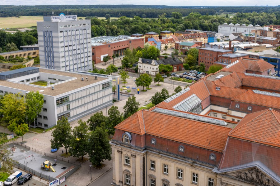 hauptgebaeude-campusplatz-von-oben2